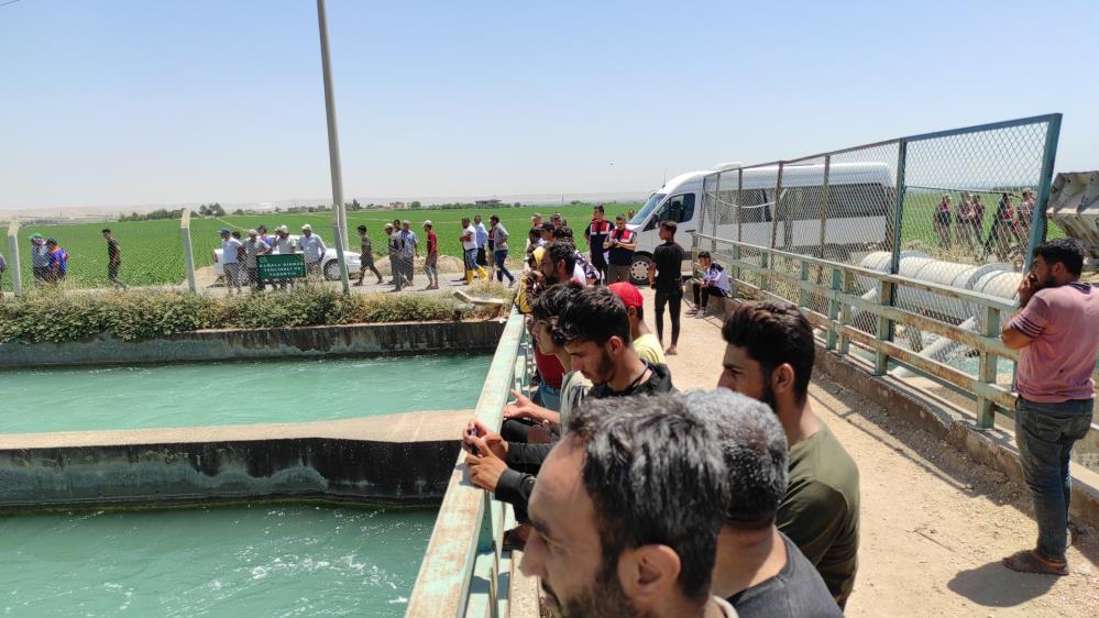 Şanlıurfa'da otomobil sulama kanalına devrildi, bölgeye ekipler sevk edildi