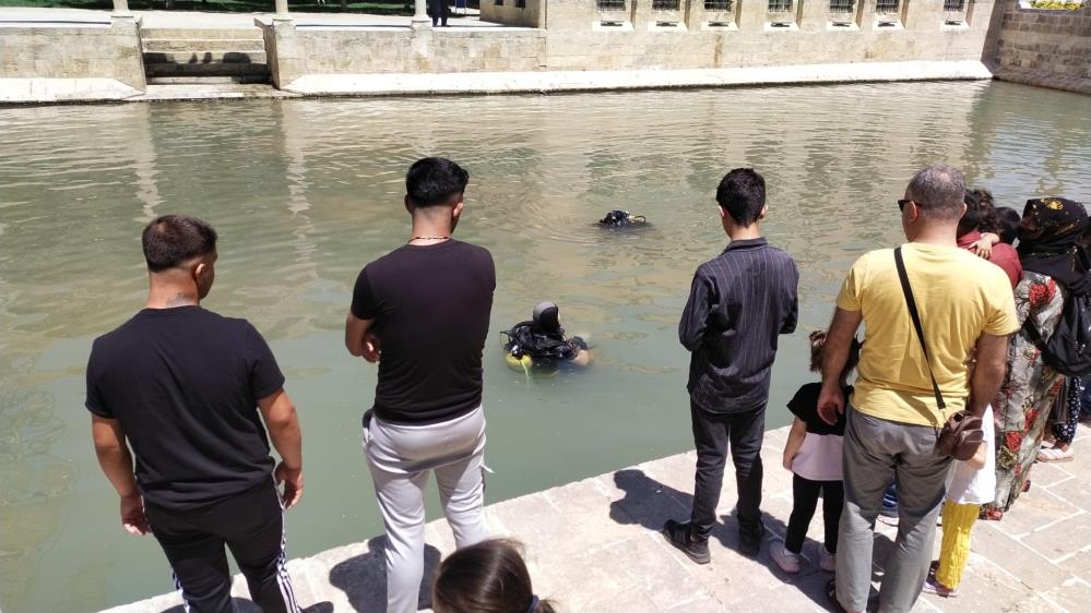 Şanlıurfa'da dalgıç polisler Balıklıgöl'ü temizledi