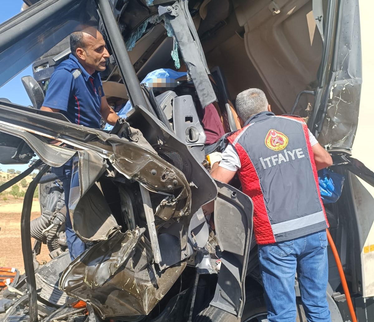 Mardin'de kamyonun tıra çarpması sonucu 1 kişi öldü, 2 kişi yaralandı