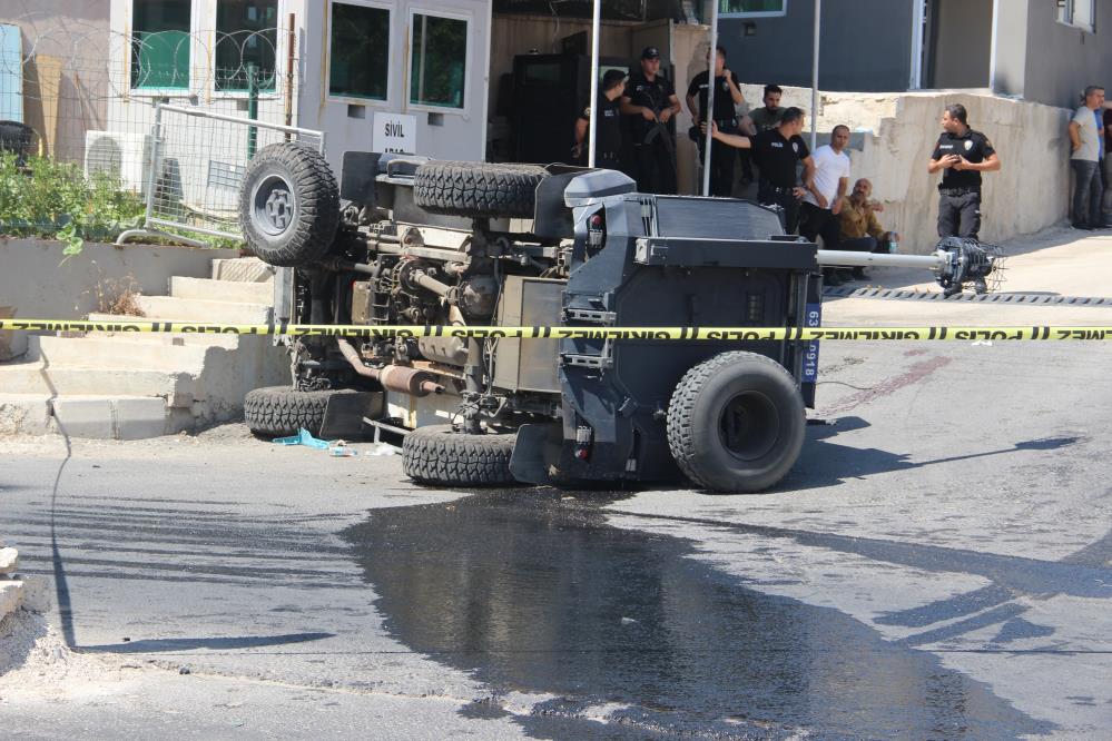 Şanlıurfa’da TEM Şube Müdürlüğü önünde zırhlı polis aracı devrildi