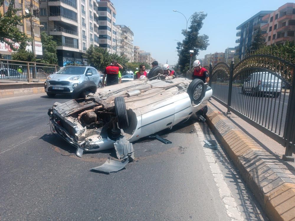 Şanlıurfa'da Refüje çarparak devrilen otomobilin sürücüsü yaralandı