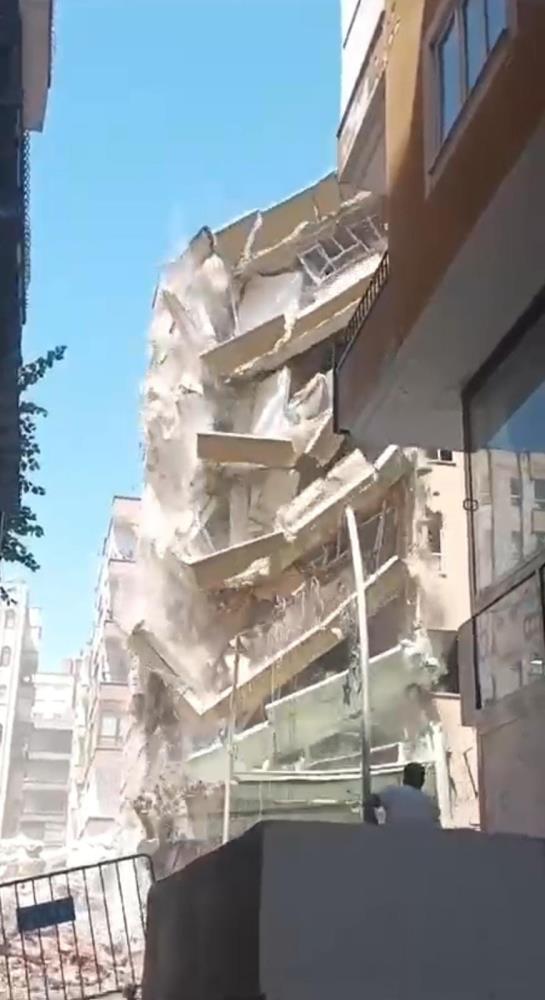 Şanlıurfa'da depremden hasar gören bina ıslık sesiyle yıkıldı