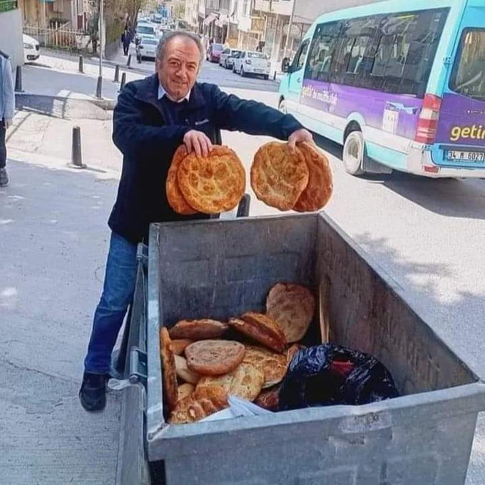 Şanlıurfa'da Ekmek İsrafı! Onlarca Ekmeği Çöpe Attılar