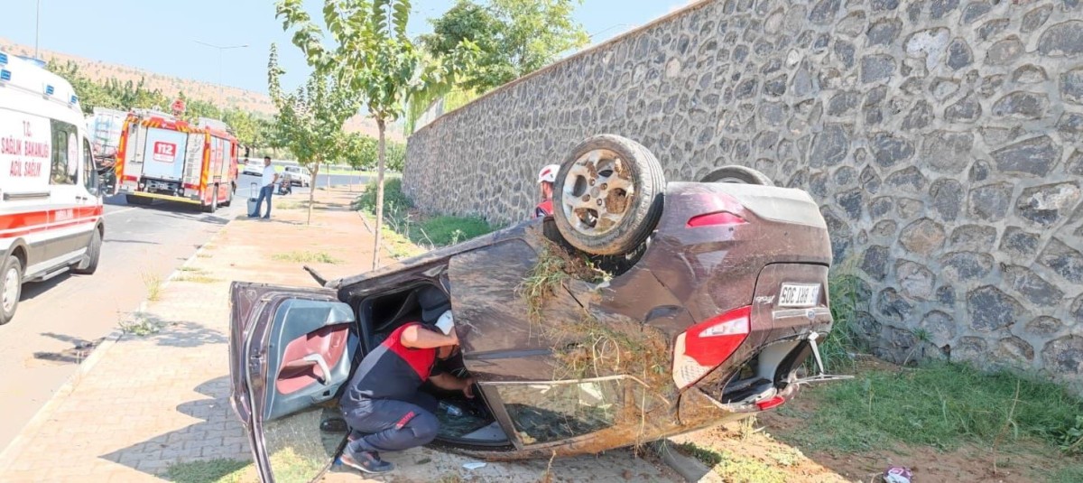 Şanlıurfa'da Devrilen araçtaki 2 kişi yaralandı