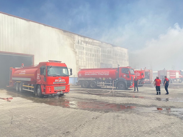Şanlıurfa'da geri dönüşüm fabrikasında korkutan yangın 