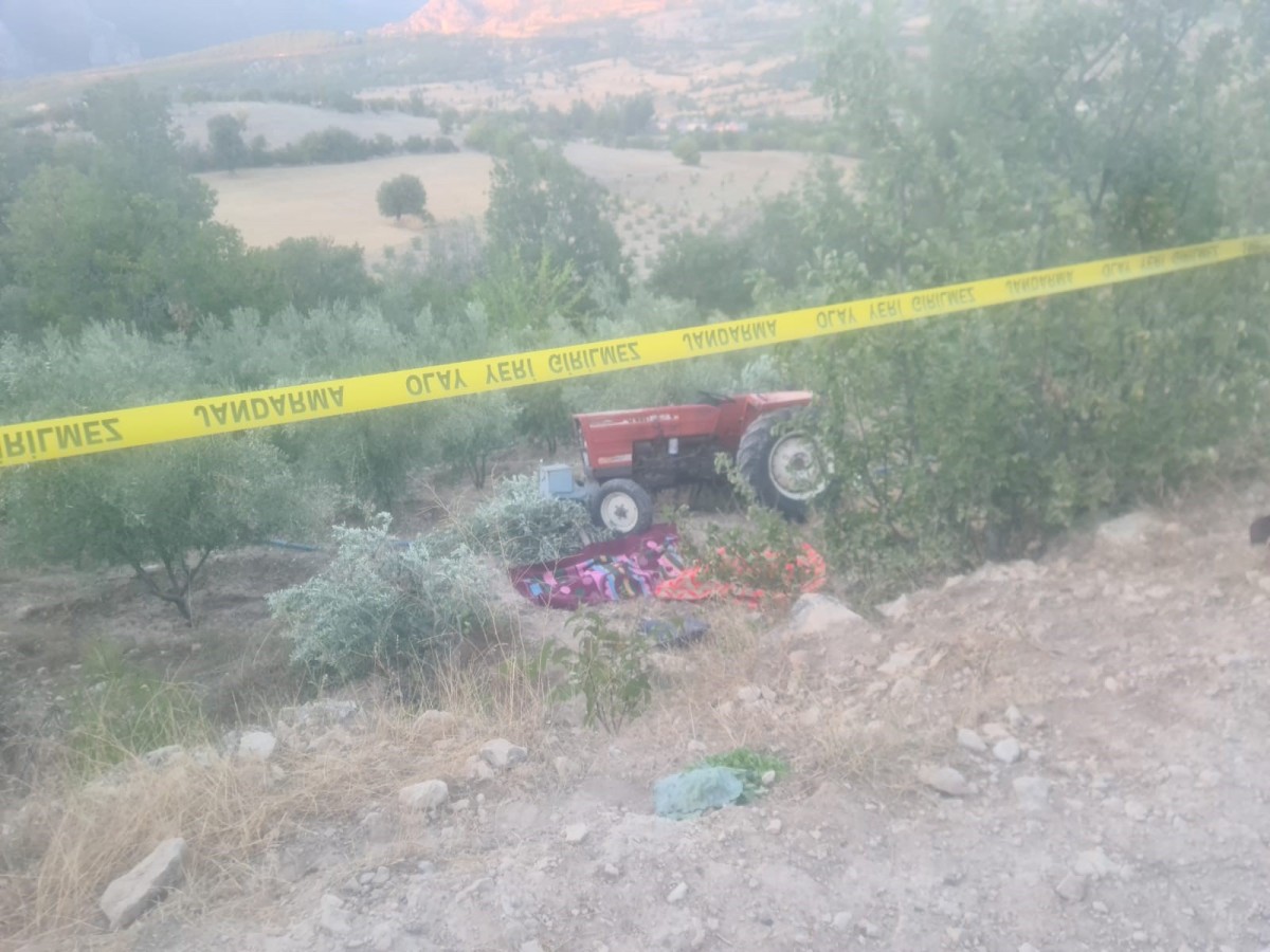 Traktör bahçeye devrildi: 2 ölü, 1 yaralı