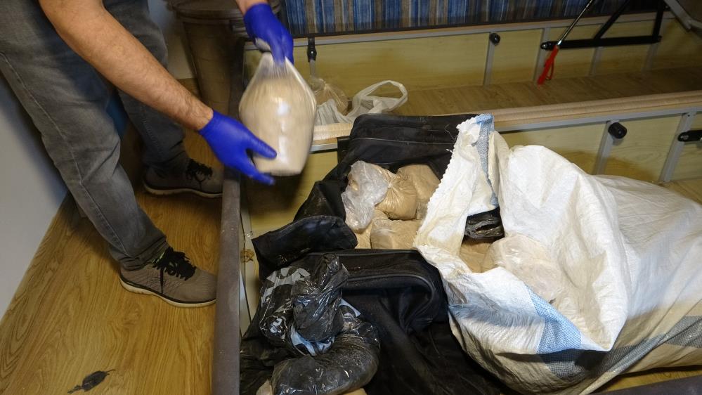 Kiraladıkları evi uyuşturucu imalathanesine çevirdiler, 50 kilo eroinin üzerinde yattılar