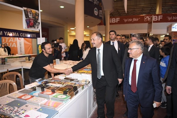 Bakan Özhaseki ve Başkan Büyükkılıç, Kayseri’de 6’ncı Kitap Fuarını ziyaret etti