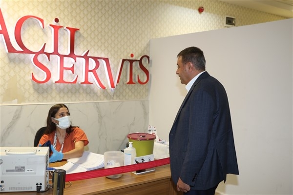 Vali Şıldak, Eyyübiye'deki hastanenin acil servisini ziyaret etti