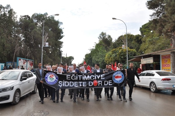 Akçakale'de öğretmenlere yönelik şiddeti kınamak için halk yürüyüşü düzenlendi
