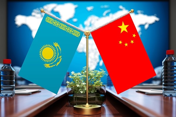 Xi Jinping, Kazakistan Cumhurbaşkanı Tokayev'le bir araya geldi