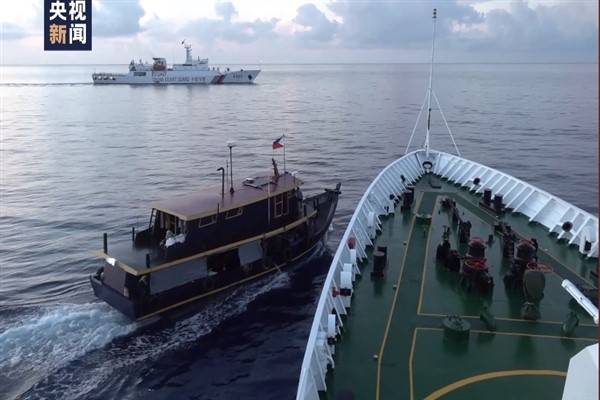 Çin Sahil Güvenliği, Filipinler'e ait gemleri engelledi