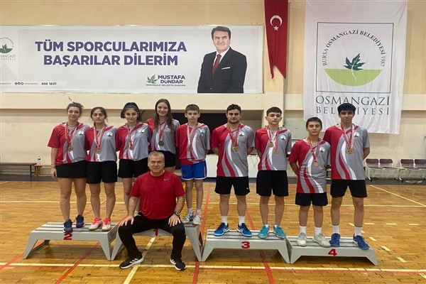 Osmangazi Belediyespor Badminton sporcuları 5 şampiyonluk elde etti