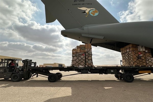 Gazze için yardım malzemelerini taşıyan ikinci uçak Mısır'a hareket etti
