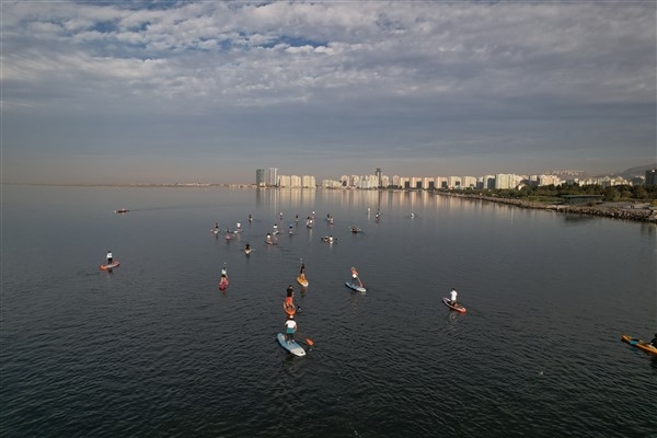 İzmirli sporcular Körfez’in keyfini sürüyor