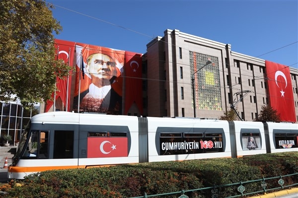 Eskişehir’in tramvayları 29 Ekim konsepti ile sefere çıktı
