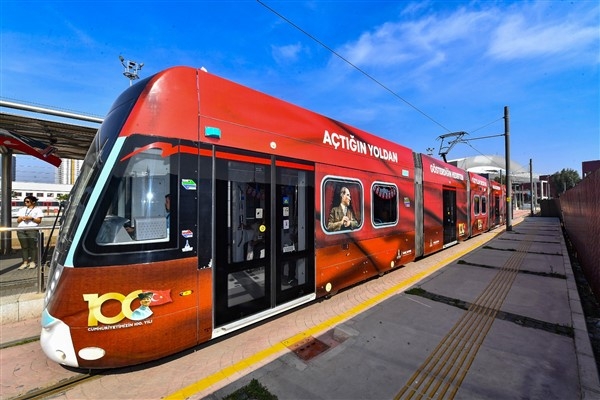 100’üncü yıla özel tramvaylar İzmir sokaklarında