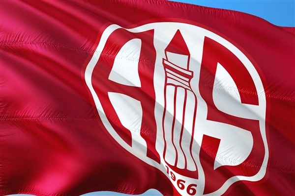 Bakan Bak, Bitexen Antalyaspor'un yeni başkanı Boztepe'yi tebrik etti