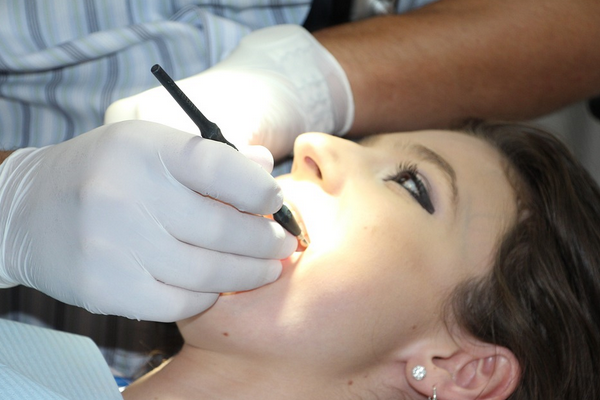 Diş beyazlatma işlemi diş hekimi tarafından yapılmalı