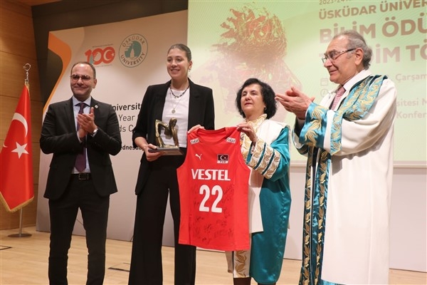 Milli voleybolcu Aydın’a ‘Üsküdar Üniversitesi Özel Ödülü’