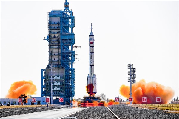 Çin Shenzhou-17 insanlı uzay aracını uzaya gönderdi