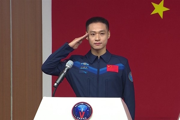 Çin’in en genç astronotu, bugün ilk uzay yolculuğuna çıktı