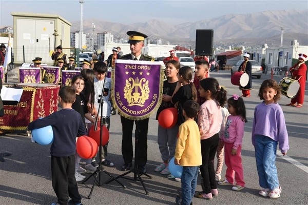 Malatya'da Bando Komutanlığı personeli, konteyner kentte konser verdi
