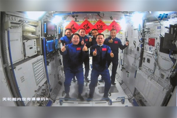 Shenzhou-17'de bulunan üç taykonot Çin Uzay İstasyonu'na girdi