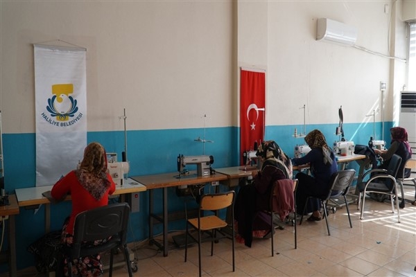 Süleymaniye Milletevi'ndeki kurslarda kadınlar meslek öğreniyor
