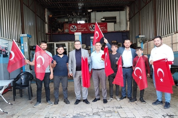 İYİ Parti, Türk bayrağı dağıttı