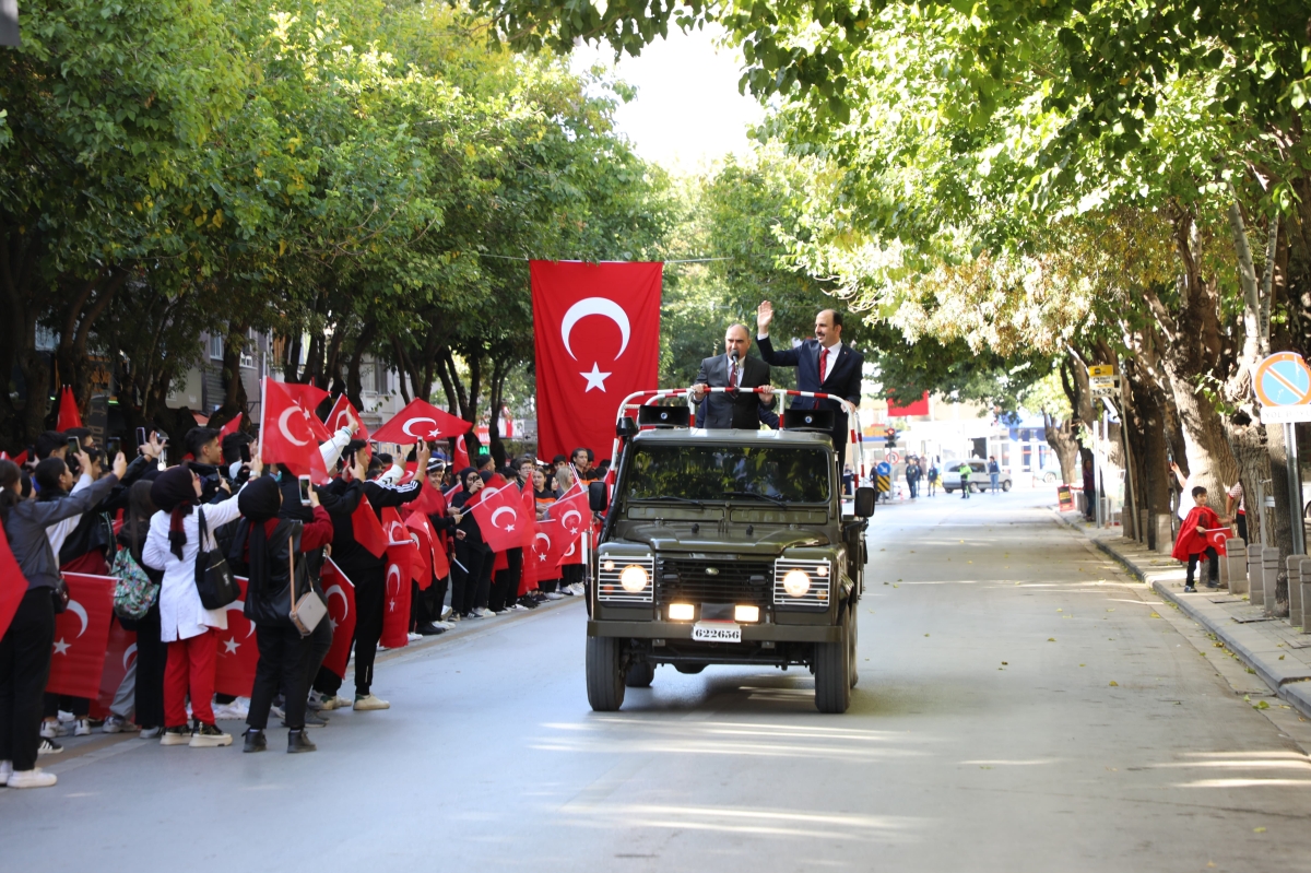Konya’nın caddeleri Türk bayrağı ile donatıldı
