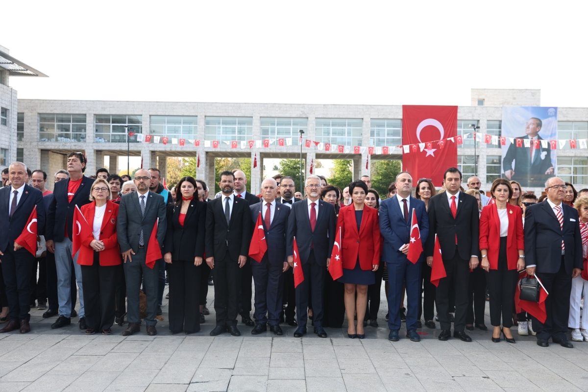 Nilüfer’de Cumhuriyet Bayramı kutlamalarının ilk adresi Atatürk Anıtı