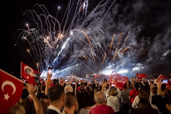 İzmir'de Cumhuriyet kutlamaları