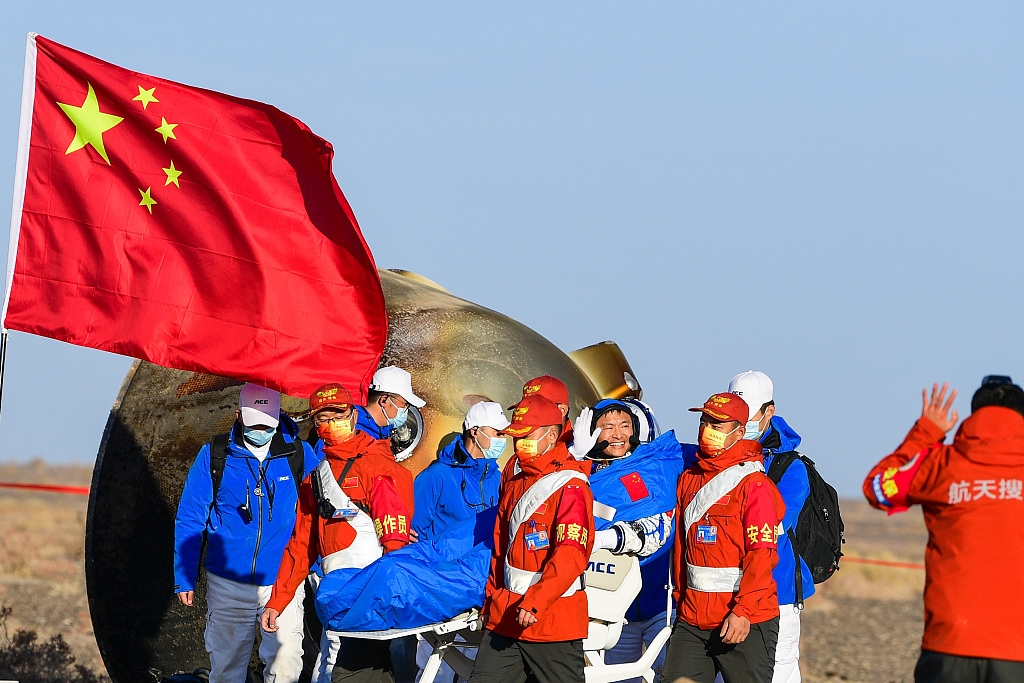 Shenzhou-16 insanlı uzay aracının taykonot mürettebatı Dünya'ya döndü