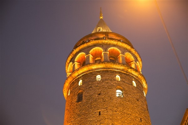 Galata Kulesi ile Kız Kulesi’ndeki ışık ve yansıtma gösterileri 10 Kasım’a kadar sürecek