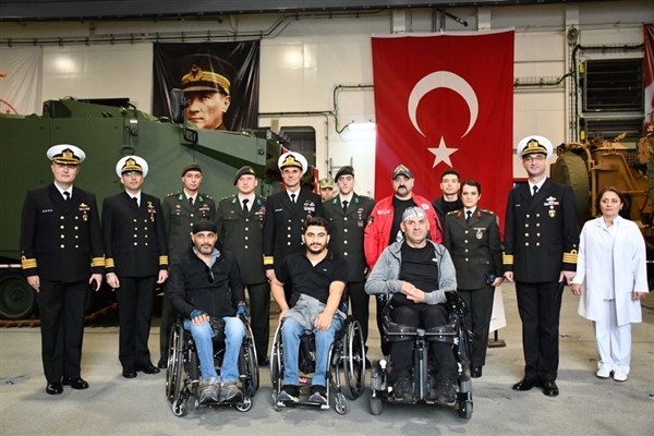 Gaziler, TCG Anadolu'yu ziyaret etti