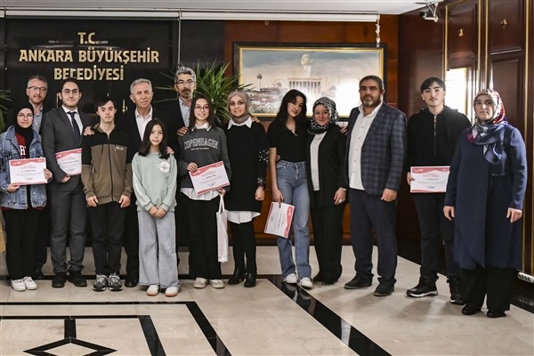 Ankara'da şiir yarışmasının kazananları ödüllerini Mansur Yavaş’tan aldı