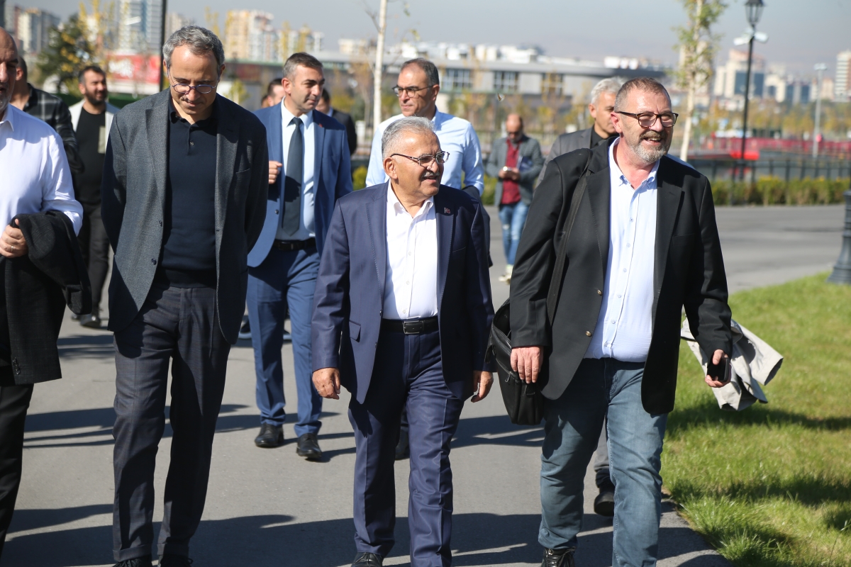 Başkan Büyükkılıç, usta gazetecileri Recep Tayyip Erdoğan Millet Bahçesi'nde misafir etti