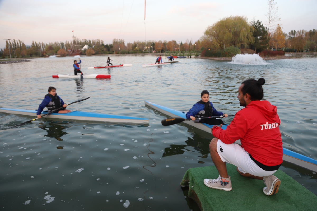 Eskişehir'de kano eğitimleri devam ediyor