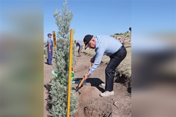 Bakan Güler, Milli Ağaçlandırma Günü dolayısıyla fidan dikti