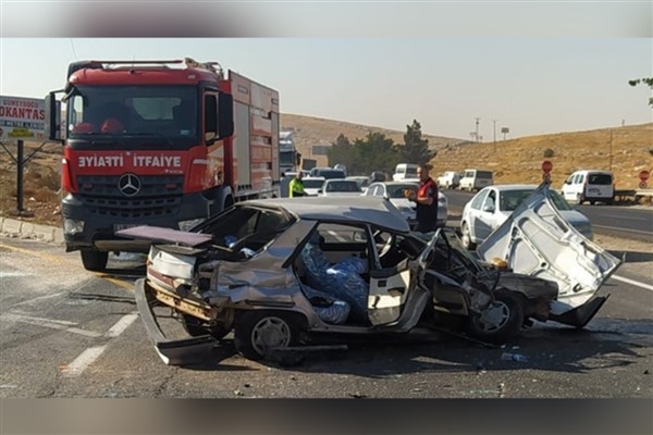 Şanlıurfa’da otomobil ile hafif ticari araç çarpıştı, 5 kişi yaralandı