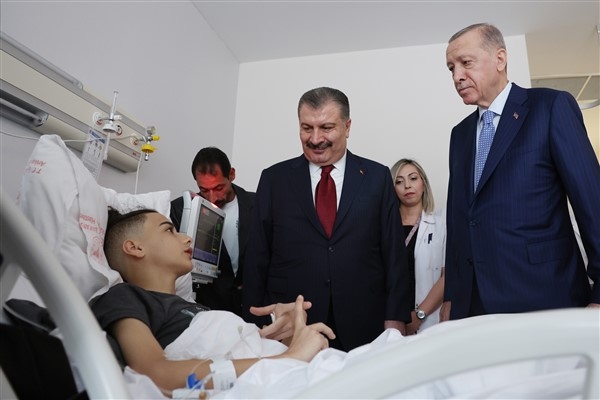 Cumhurbaşkanı Erdoğan, Gazze'den getirilen hastaları ziyaret etti