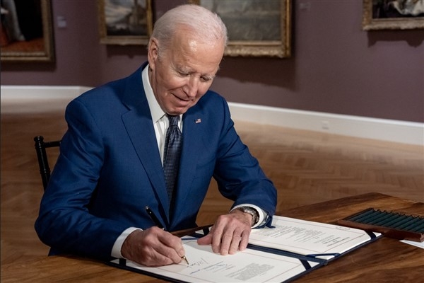 Biden, hükümetin kapanmasını önleyen bir yasa tasarısı imzaladı