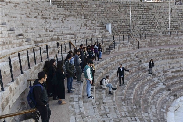 ODTÜ'lü gençler Ankara'nın tarihini Roma Tiyatrosu restorasyonu ile keşfetti