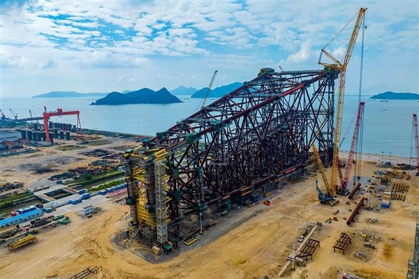 Çin, 428 metre ve 50 tonluk deniz kuyu platformu ile Asya rekoru kırdı