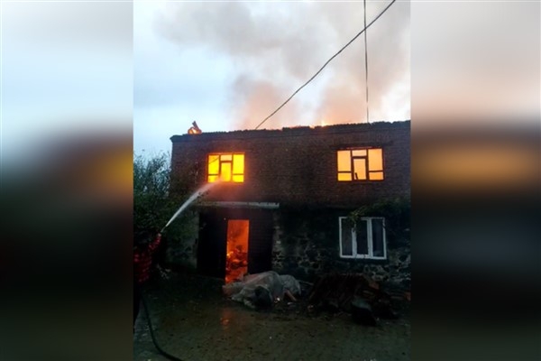Çanakkale'de yıldırım isabet eden evde yangın çıktı