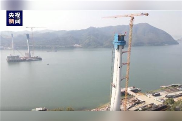 Dünyanın en uzun üç kuleli asma köprüsü Çin’de inşa ediliyor