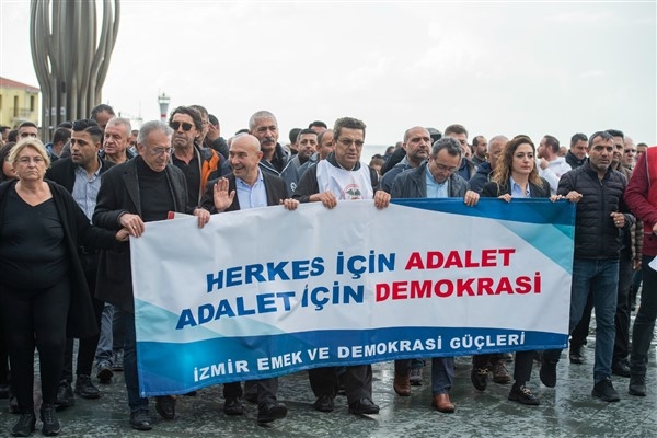 İzmir'de “Demokrasi Yürüyüşü” yapıldı
