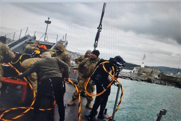 Deniz Kuvvetleri’den batan geminin personeli için arama-kurtarma operasyonu
