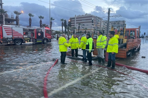 İzmir'de deniz seviyesi 1 metre yükseldi